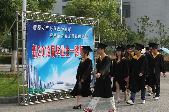 毕业了，我们将踏入另一片广阔的天地，去创造属于我们的未来！